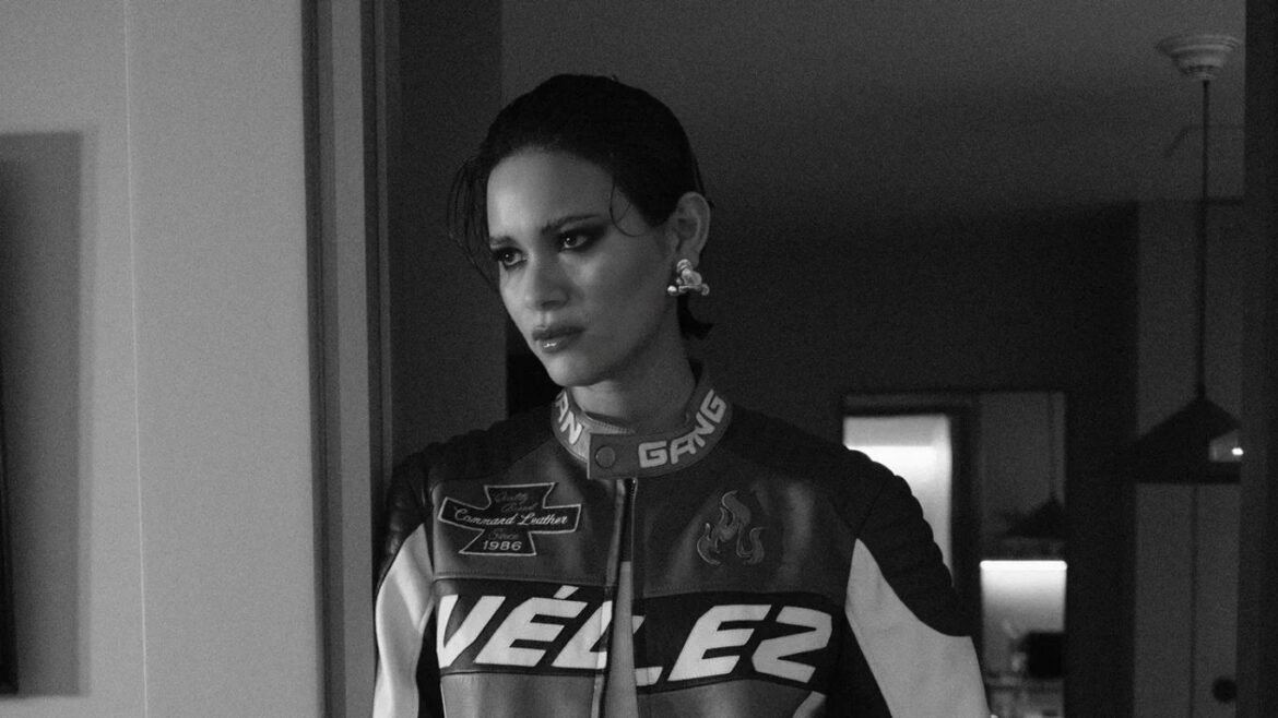 Juana Burga luce un atuendo de la colección VÉLEZ x J Balvin durante su participación en Colombiamoda 2026.