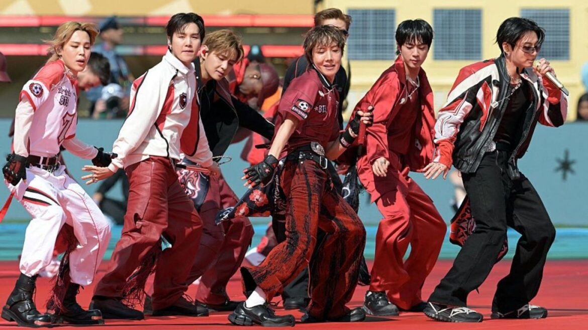 Los siete integrantes de BTS, RM, Jin, Suga, J-Hope, Jimin, V y Jungkook, durante una presentación.