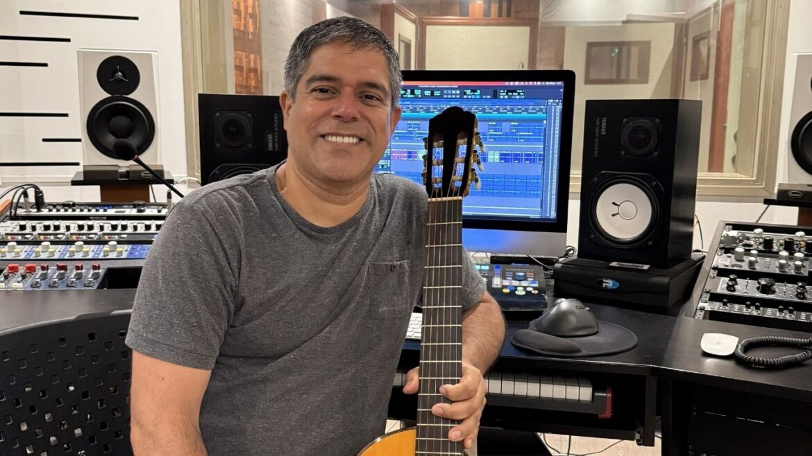 Coco Llaque va por el himno del papa.