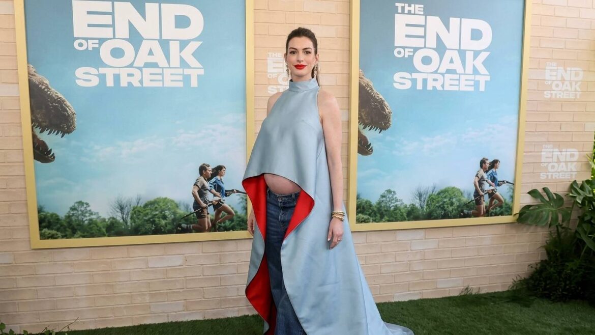 Anne Hathaway embarazada luce un look de maternidad durante la premiere de The End of Oak Street.