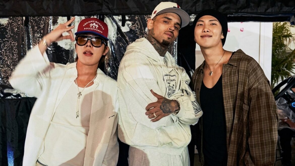 RM y J-Hope de BTS posan junto a Chris Brown después de un concierto, generando críticas y debate entre los seguidores del grupo.