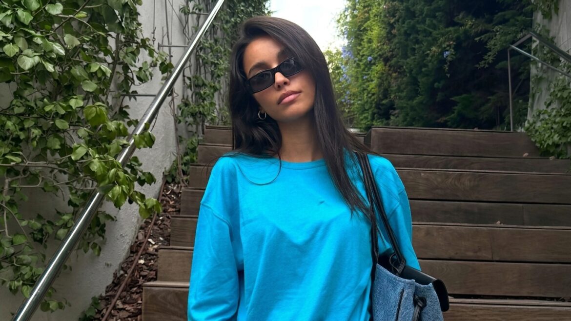 Inés García combinó prendas básicas de entretiempo con un exclusivo bolso Chanel de 8.600 euros. Foto: Instagram @inesgarcia