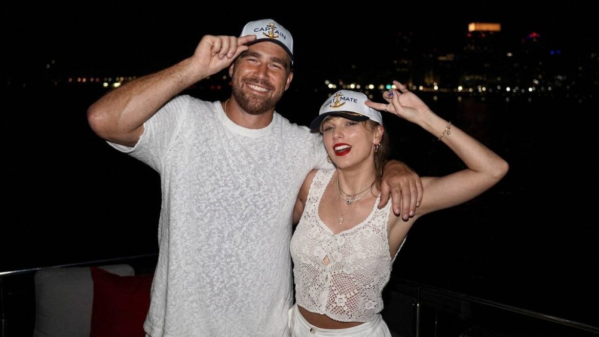 Taylor Swift y Travis Kelce juntos durante una aparición pública antes de iniciar su nueva etapa como matrimonio.
