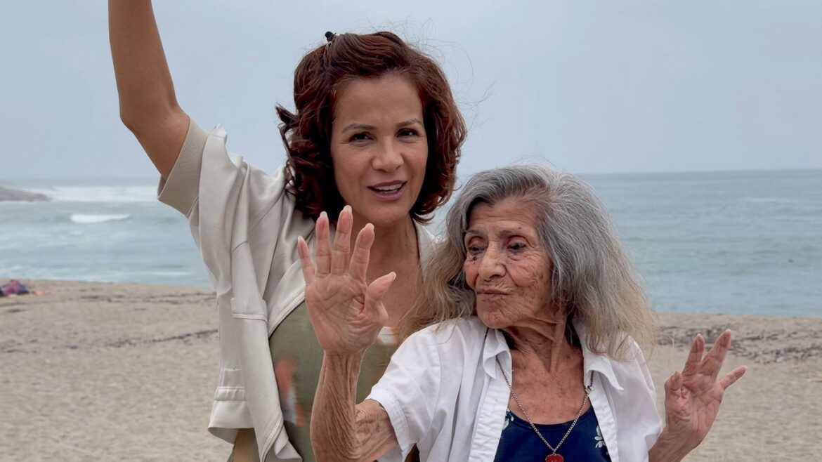 Mónica Sánchez junto a su madre Alicia Cuadros en una fotografía familiar.