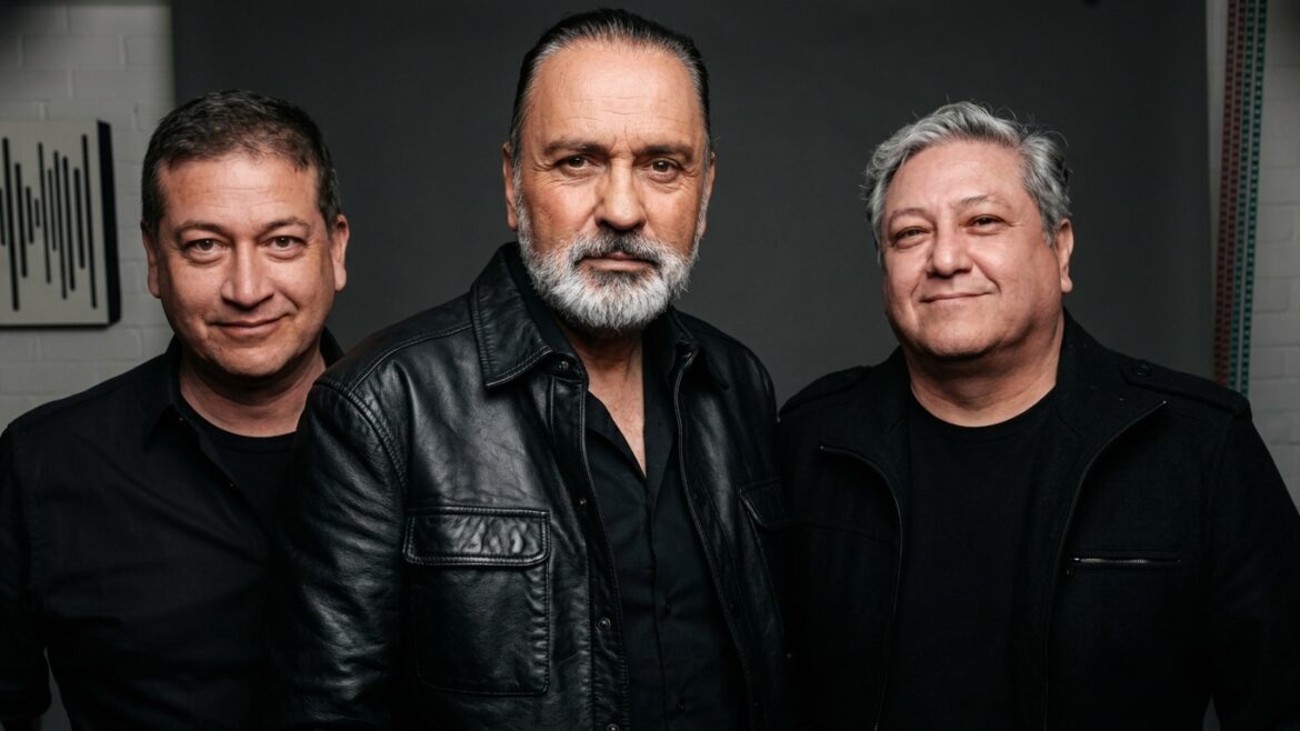 Integrantes de Grupo Río durante una presentación musical de la emblemática banda peruana de rock.