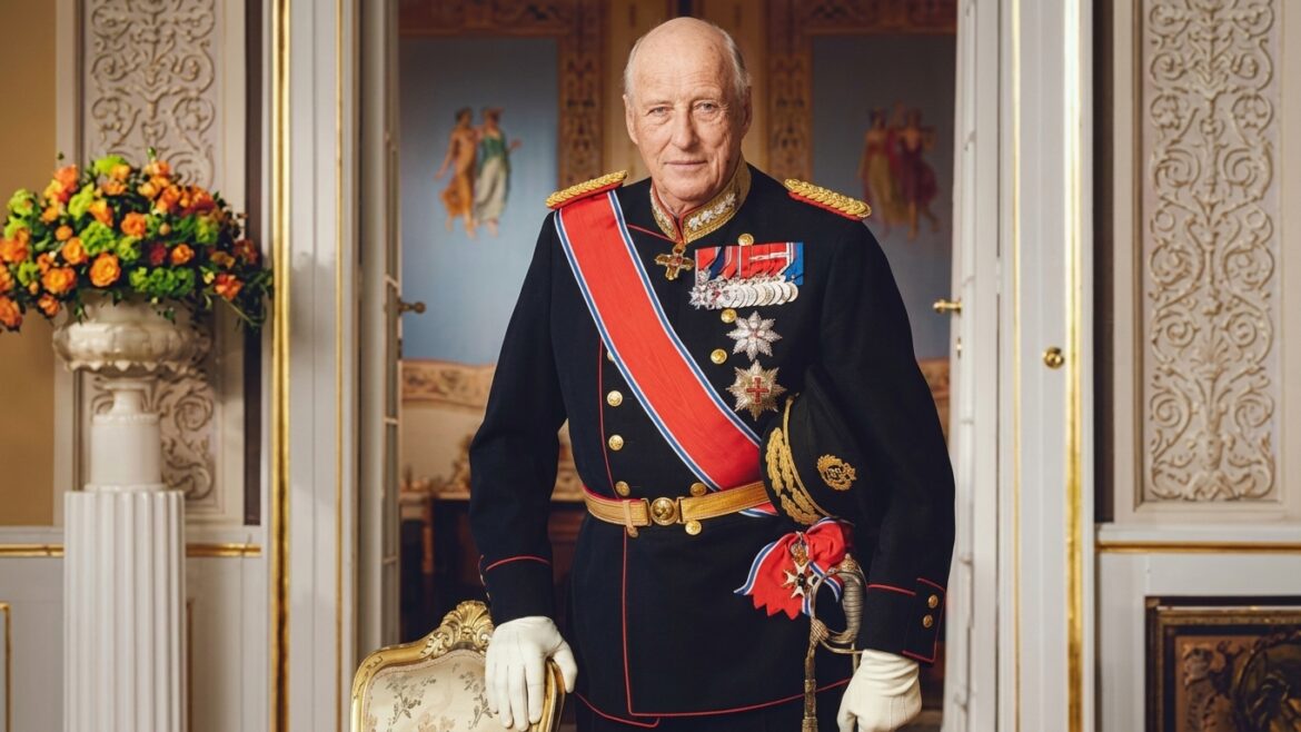 Harald V de Noruega junto a la reina Sonja durante su reinado.