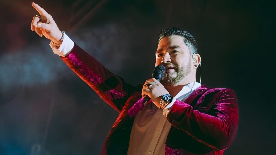 Paul Flores, cantante de Armonía 10, durante una presentación musical.