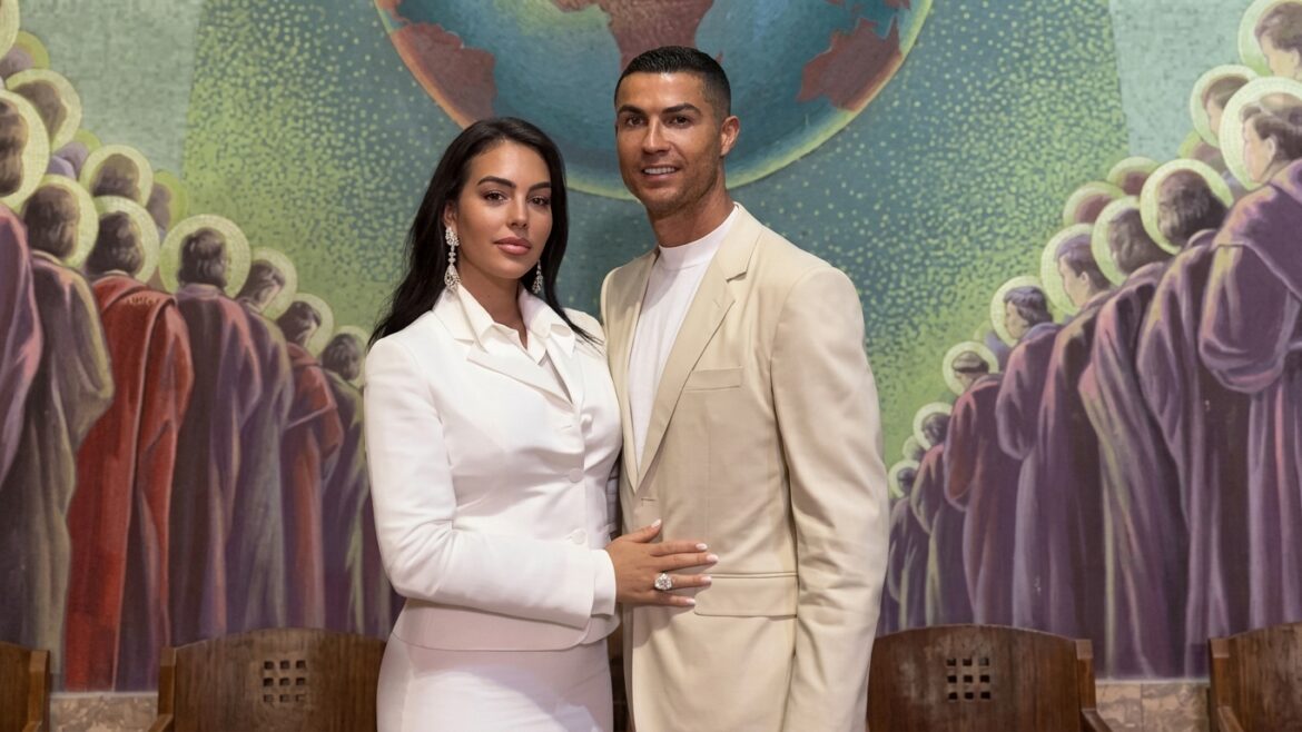 Georgina Rodríguez luce un conjunto blanco de Gucci y joyas de Chopard durante su boda con Cristiano Ronaldo en Portugal.