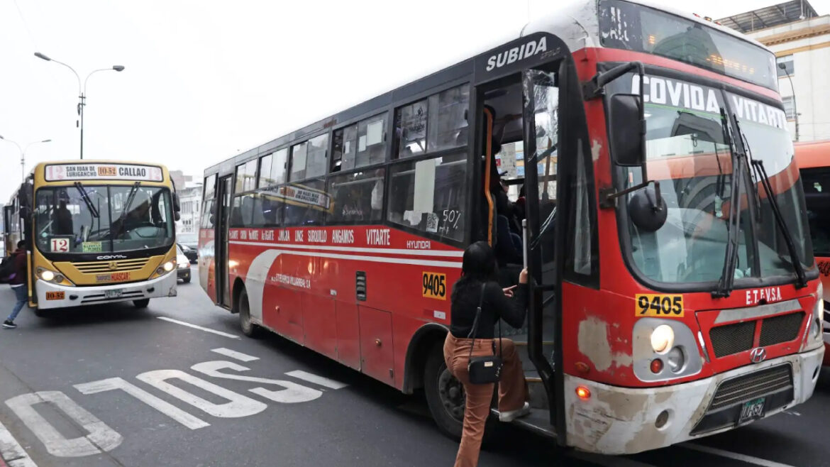 El subsidio para transportistas está destinado a contener el impacto del alza en pasajes y fletes. Foto: Andina