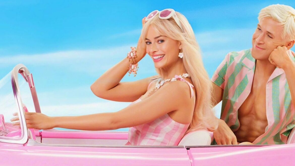 Margot Robbie como Barbie y Ryan Gosling como Ken en una escena de la película Barbie de 2023.