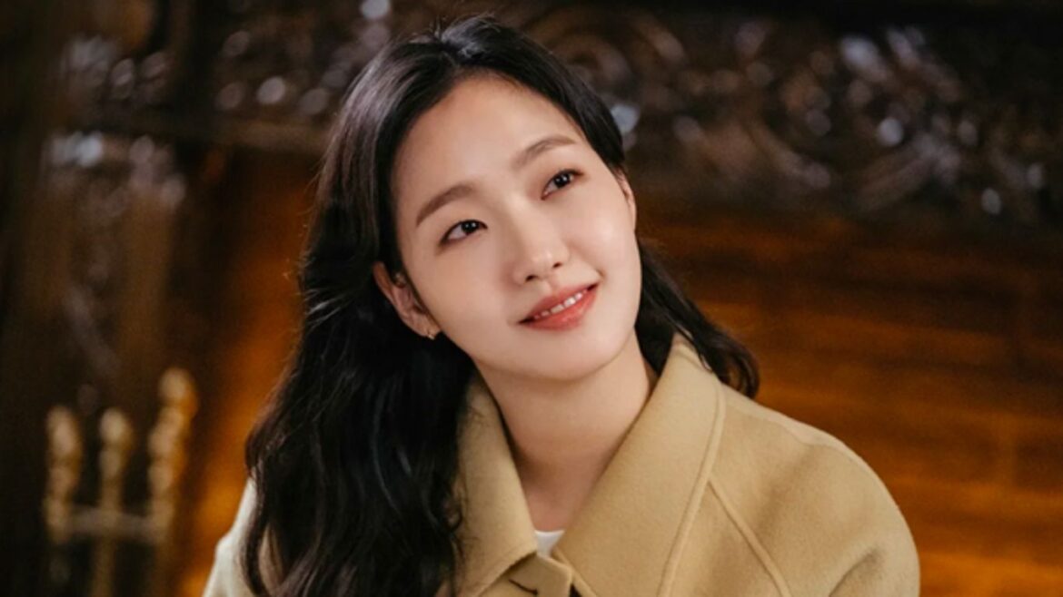 Kim Go-eun emocionada tras recibir el premio Daesang en los Premios Blue Dragon de Series en Corea del Sur.