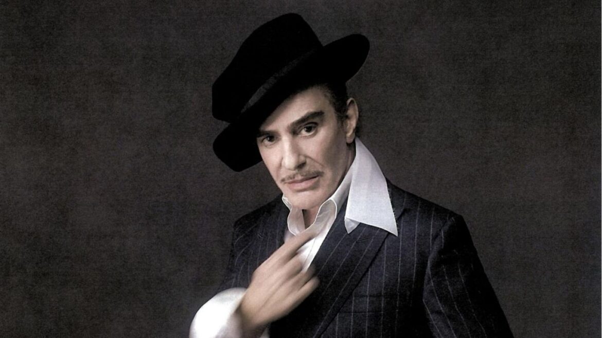 John Galliano durante una presentación de moda, en el contexto del anuncio de la exposición dedicada a su carrera en la Met Gala 2027.