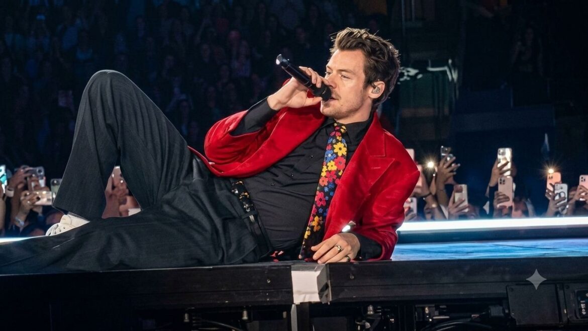 Harry Styles cantando en un escenario de México tras recuperarse de una caída durante su concierto.