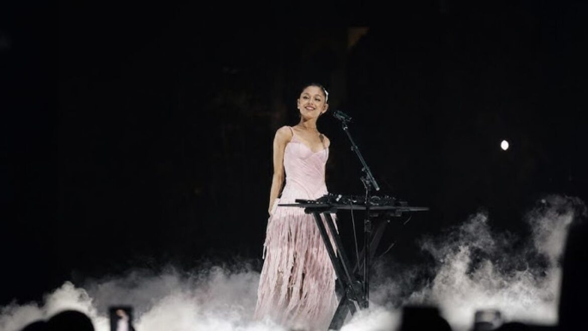 Ariana Grande durante su concierto en Chicago, donde explicó por qué decidió alejarse temporalmente de la vida pública.