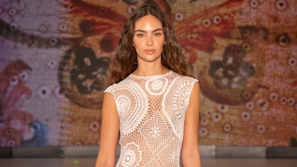 Natalie Vértiz desfilando en Colombia Moda 2026 durante la presentación de las marcas Ayni y Agua Bendita en Medellín.