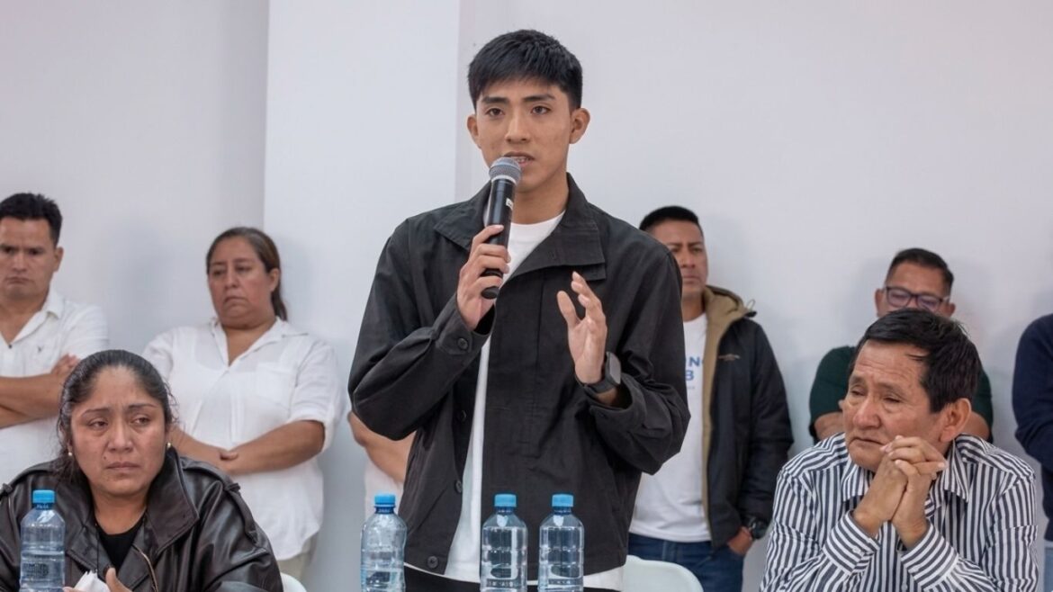Óscar Junior durante la conferencia de prensa donde confirmó su liderazgo al frente de La Bella Luz.