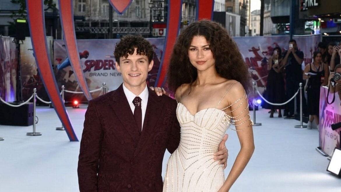 Zendaya y Tom Holland durante un evento público como pareja.