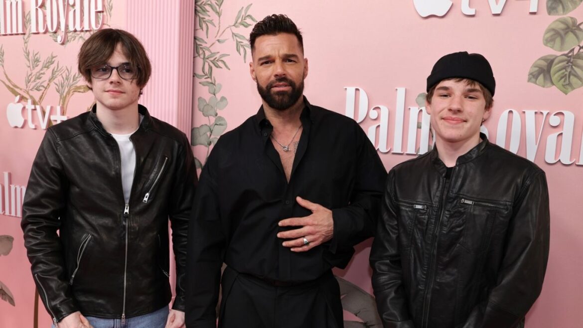 Ricky Martin acompañado de sus hijos Matteo y Valentino durante una aparición familiar.