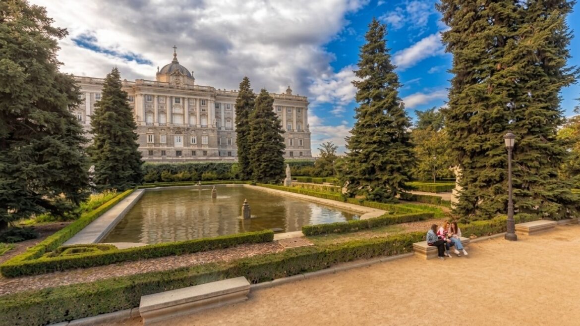 Madrid es Moda 2026 abrirá con desfile en los Jardines de Sabatini