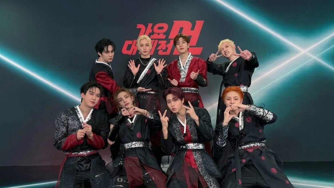Integrantes de Stray Kids durante la promoción de su nuevo mini álbum THIS & THAT.