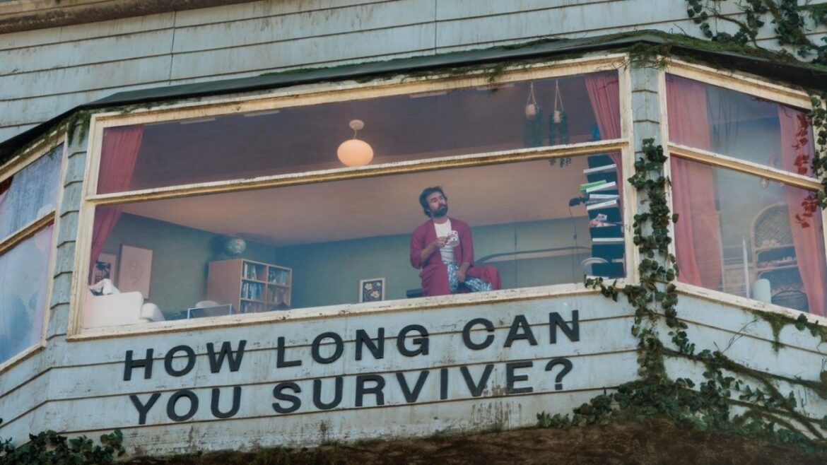 Instalación publicitaria de Netflix que recrea una casa elevada con un hombre dentro para promocionar The Last House.