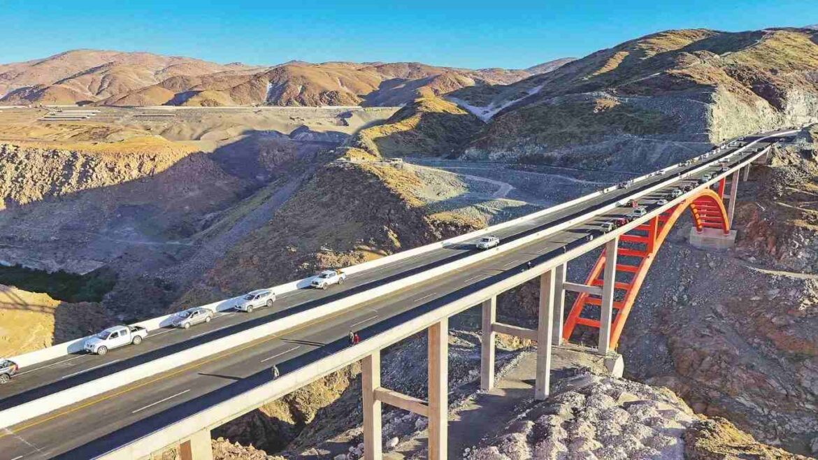 El puente Virgen de Chapi tiene una longitud de 371 metros y un arco de acero de 175 metros.