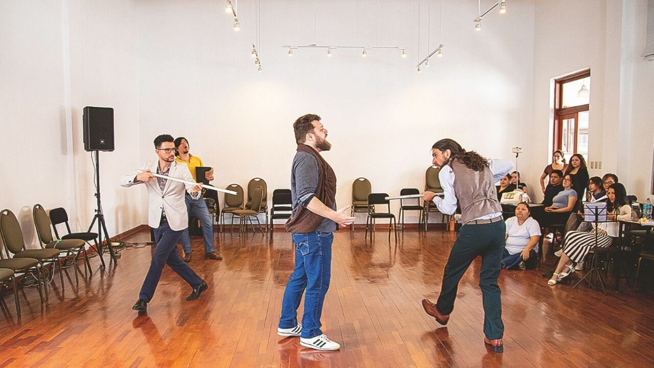 Jóvenes trabajan con profesionales y adquieren experiencia real. 
