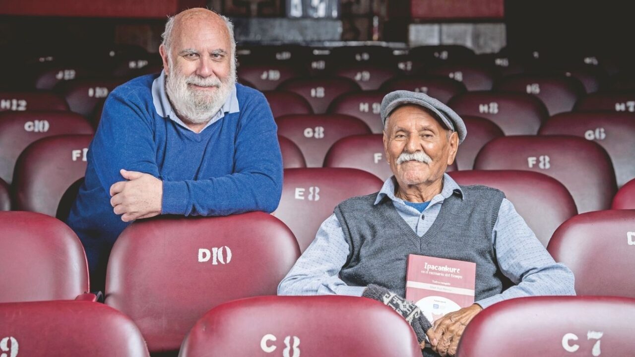Alberto Ísola junto al autor del texto, César Vega Herrera. La obra está hasta el 30 de agosto.