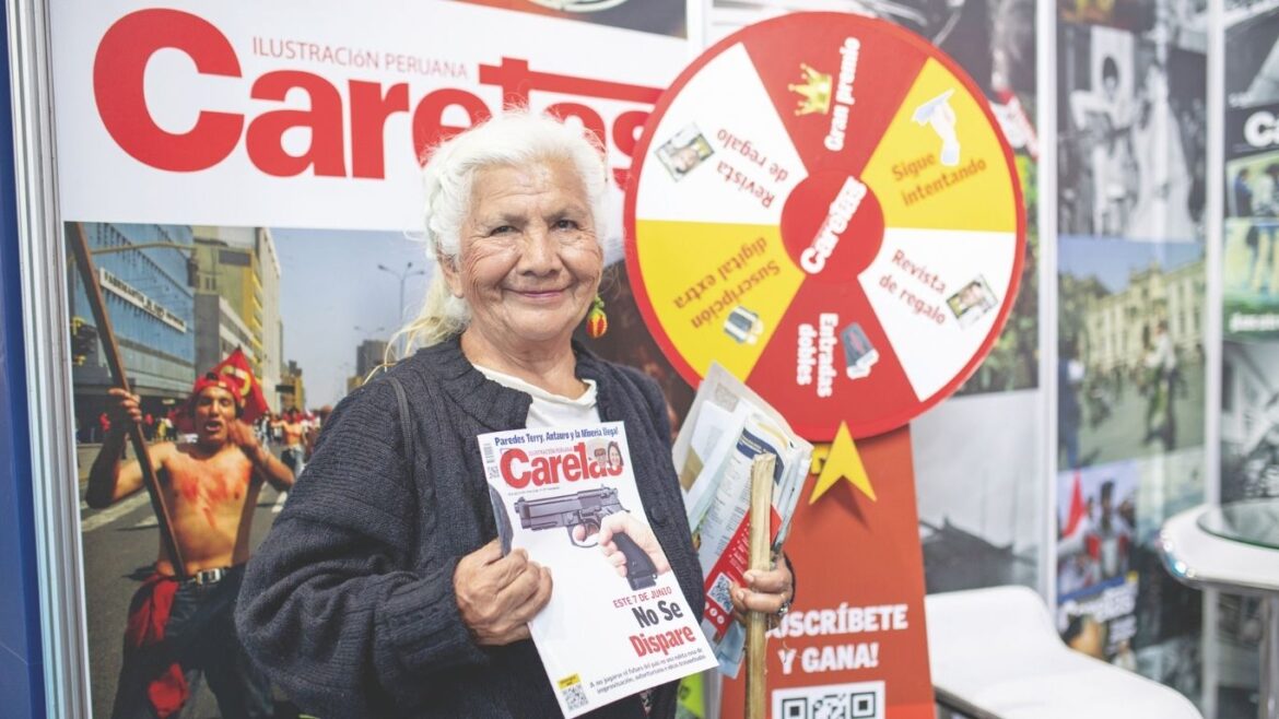 Stand de CARETAS en la FIL Lima con una selección de portadas históricas de la revista.