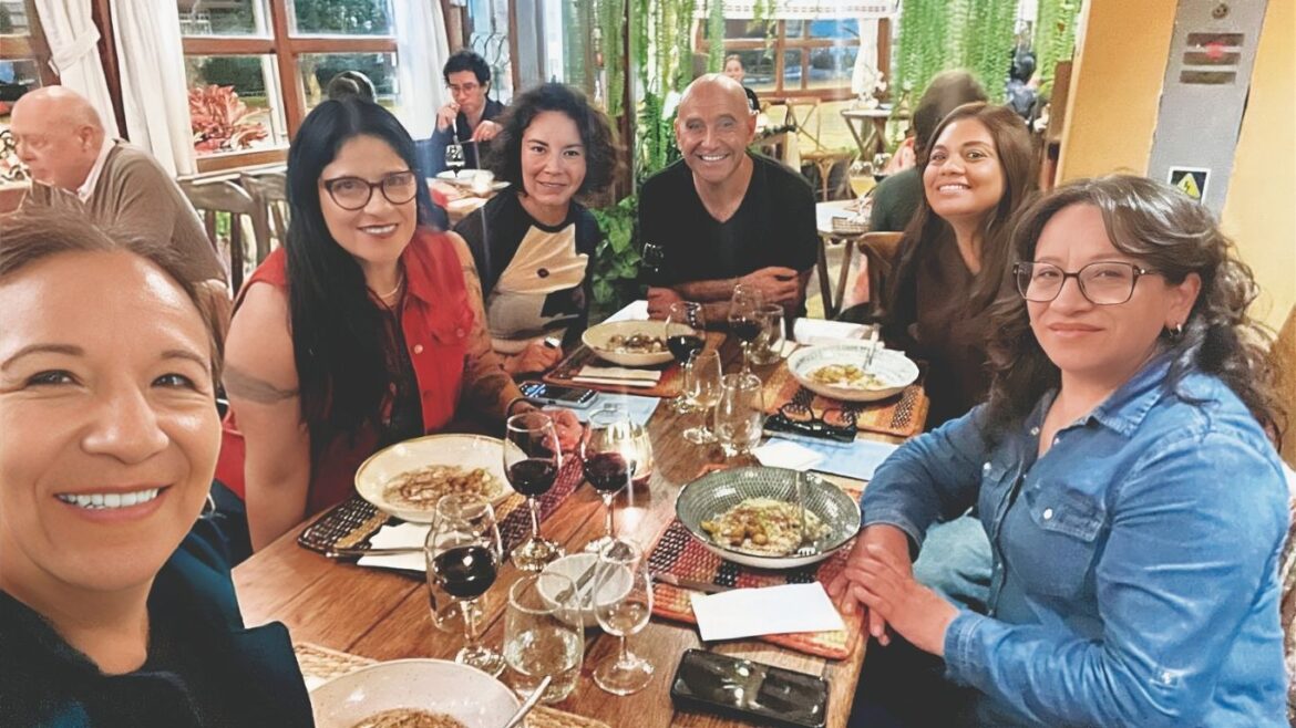 Velada de Noche de Saberes que reunió poesía y gastronomía en celebración del Día de la Pachamama.