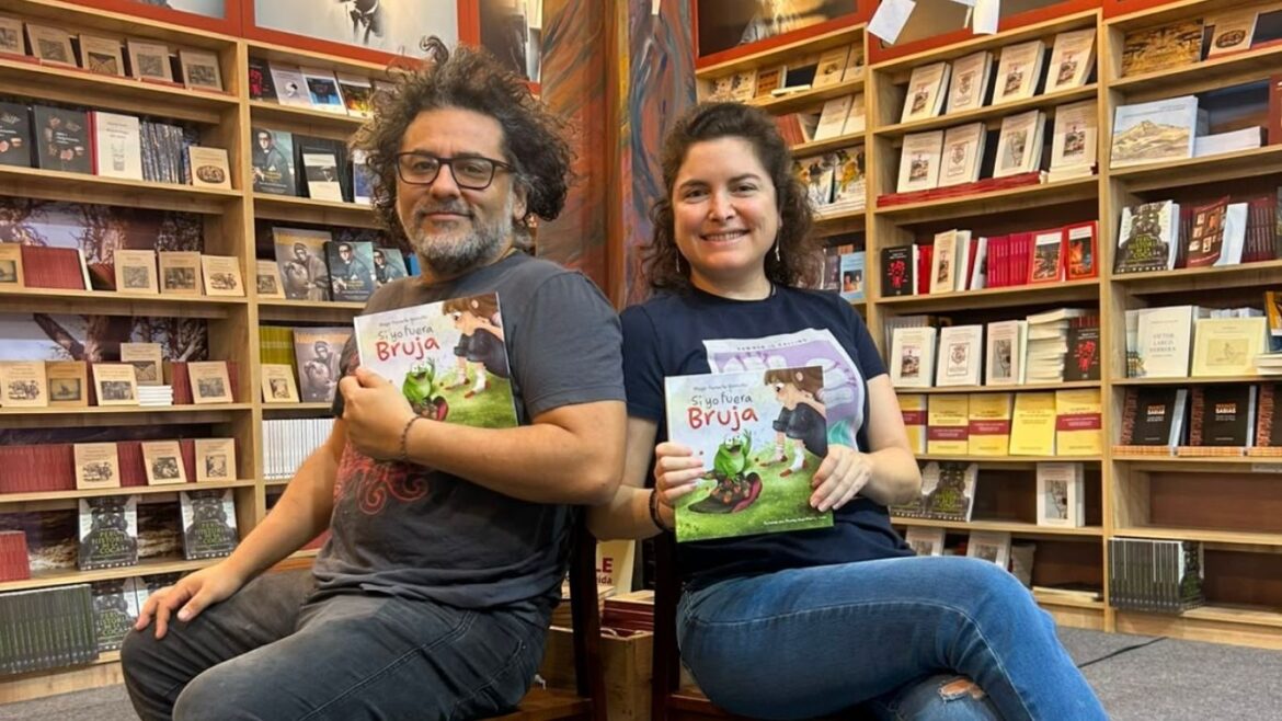 Maga Olavarría y Awelo Miranda durante la presentación de Si yo fuera bruja en la Feria Internacional del Libro de Lima.