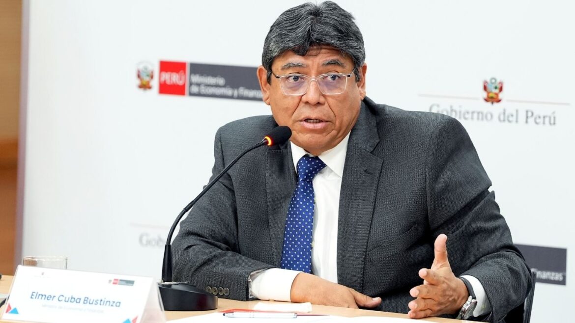 Elmer Cuba deslizó propuesta para reducir ministerios. Foto: MEF