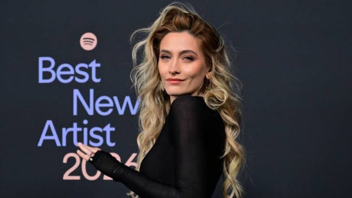 Paris Jackson durante una aparición pública, meses después de hablar sobre su experiencia con la terapia electroconvulsiva.