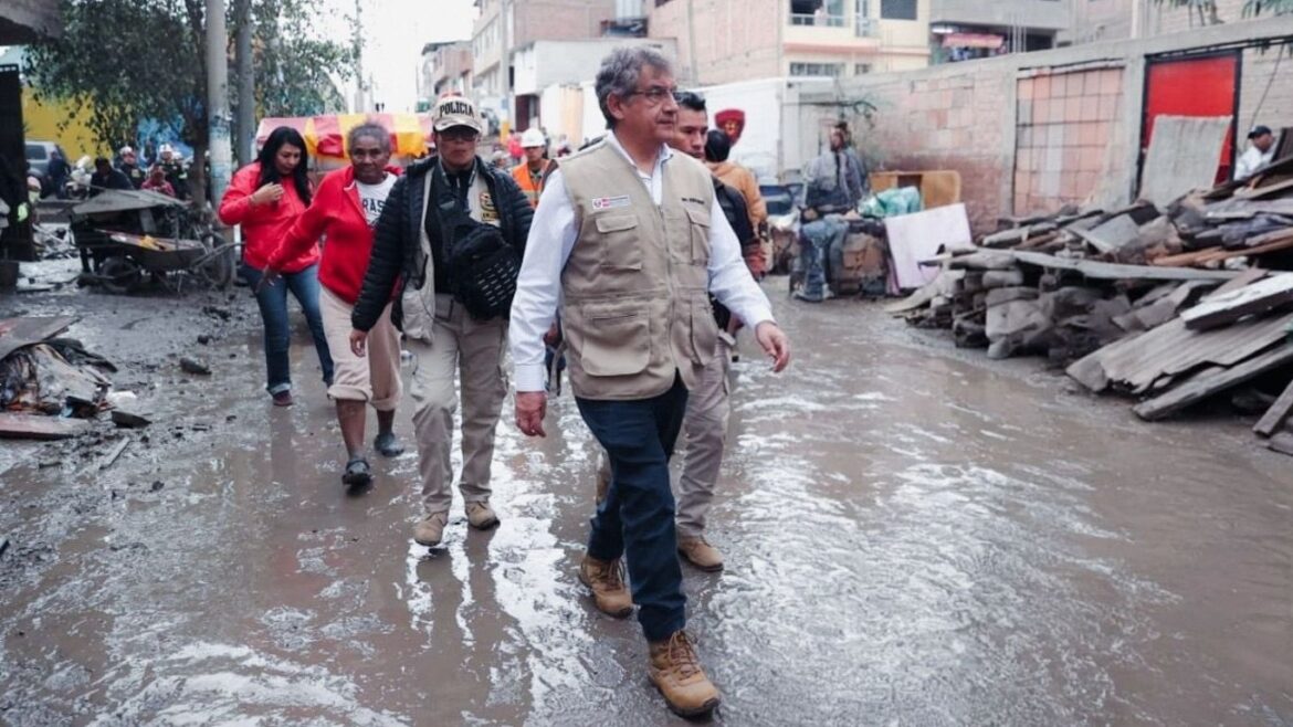Juan Sheput visitó Villa El Salvador este lunes. Foto: MTPE