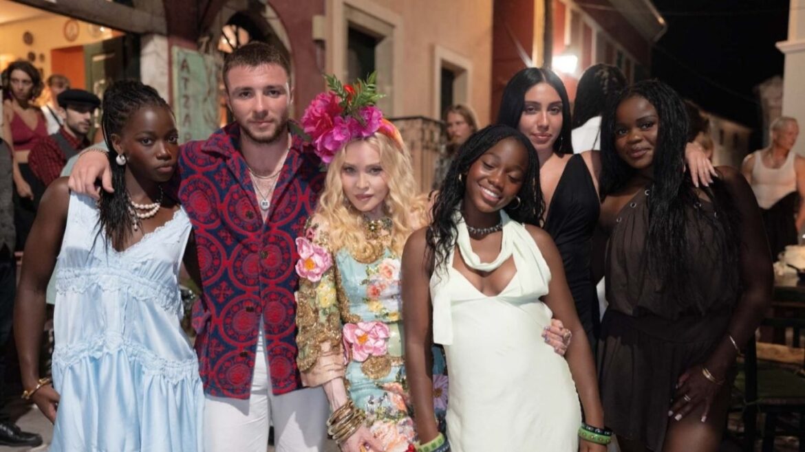 Madonna posa durante la celebración de su cumpleaños 68 en la isla griega de Corfú.