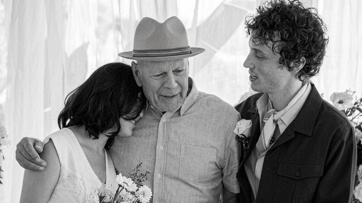 Bruce Willis sonríe junto a su hija Tallulah durante la boda de ella con Justin Acee en Idaho.