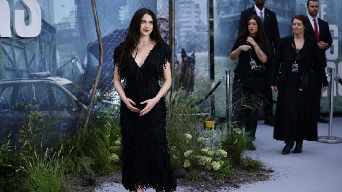 Margaret Qualley luce un vestido negro de Chanel y las peculiares sandalias sin suela de la firma.