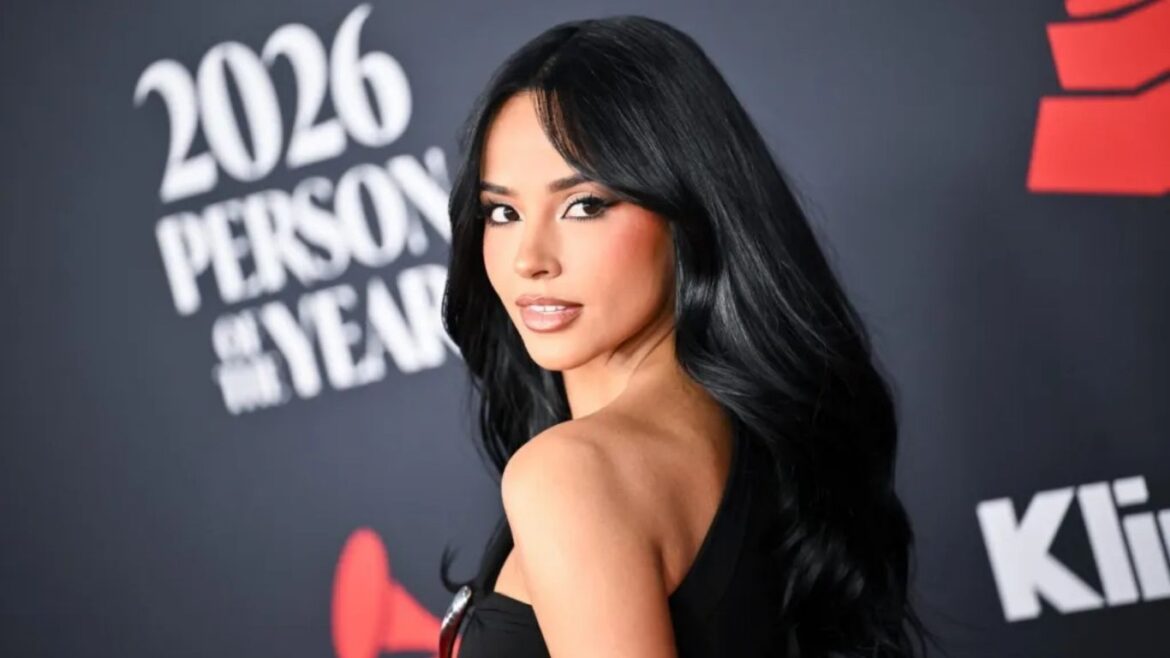 Becky G durante una presentación musical, promocionando su nueva etapa artística.