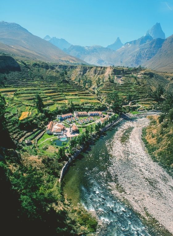 Impresionante vista aérea del Aranwa Pueblito Encantado del Colca, en Arequipa, que se mimetiza con el entorno del valle.