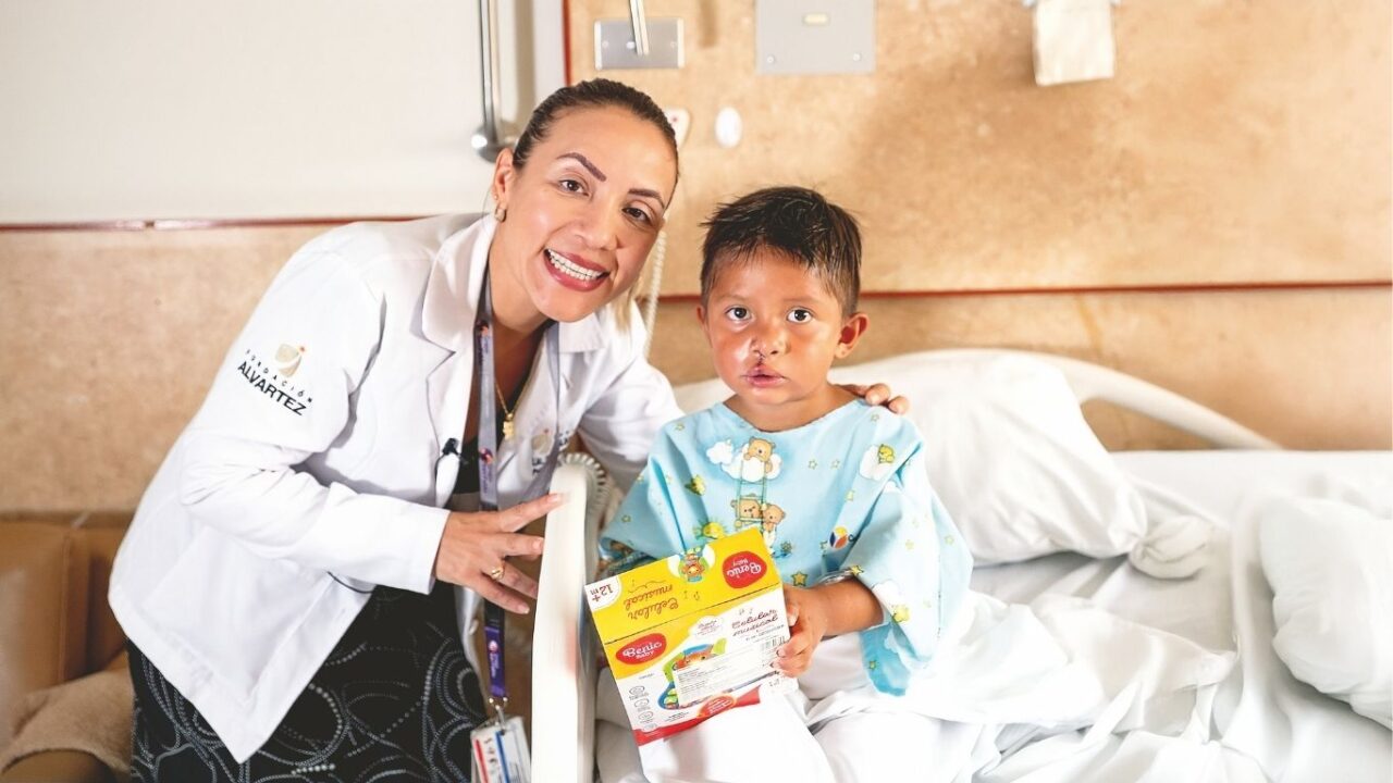 La licenciada Katherine Castillo, coordinadora de la Fundación Alvartez, junto a un paciente beneficiado por los programas.