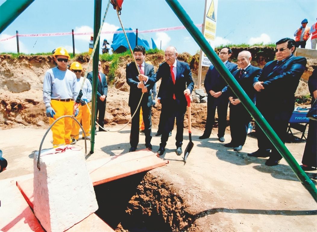 El Dr. Álvarez durante la colocación de una de las tantas primeras piedras que se depositaron a lo largo de 35 años.