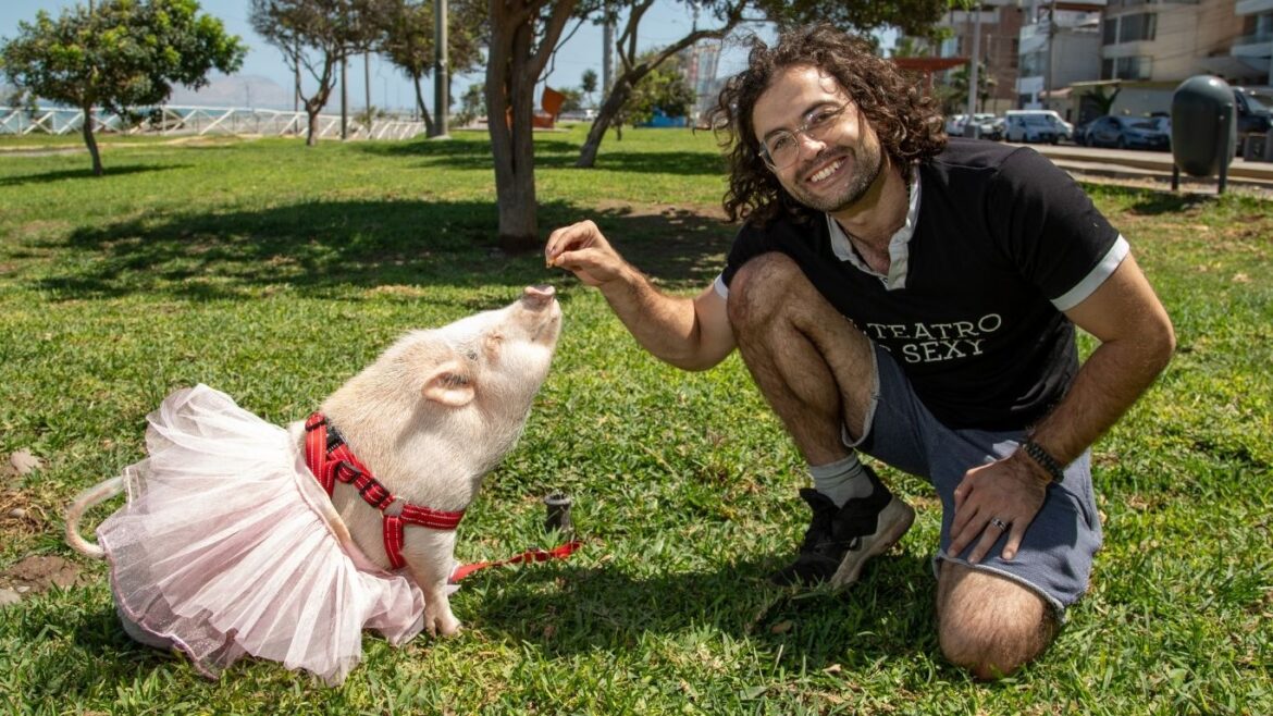 Fernando Luque junto a Antígona, la cerdita que se convirtió en su mascota y nueva integrante de su familia.