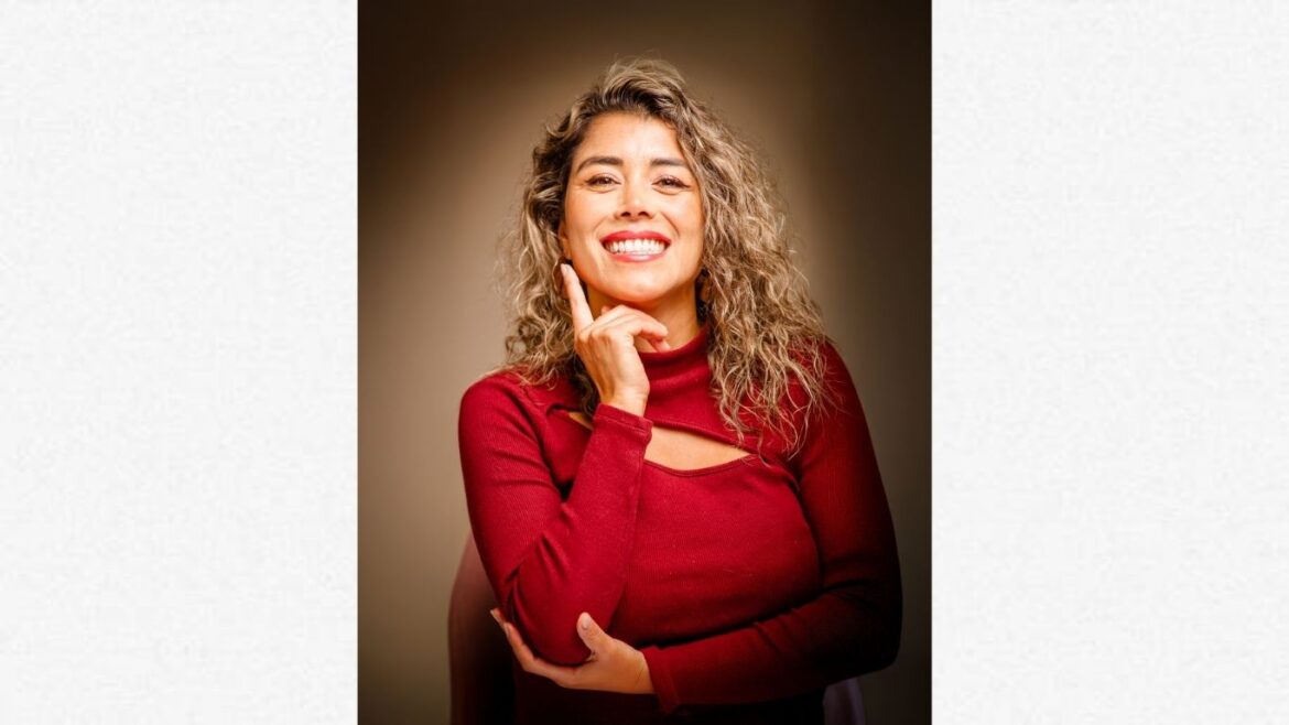 Úrsula Vilca, guionista peruana, durante una entrevista sobre el proceso de creación de historias para el cine.
