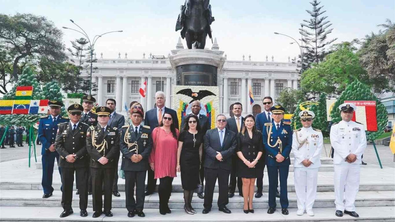 El Congreso rindió homenaje a Ecuador por sus 217 años del Primer Grito de Independencia con una ofrenda floral.