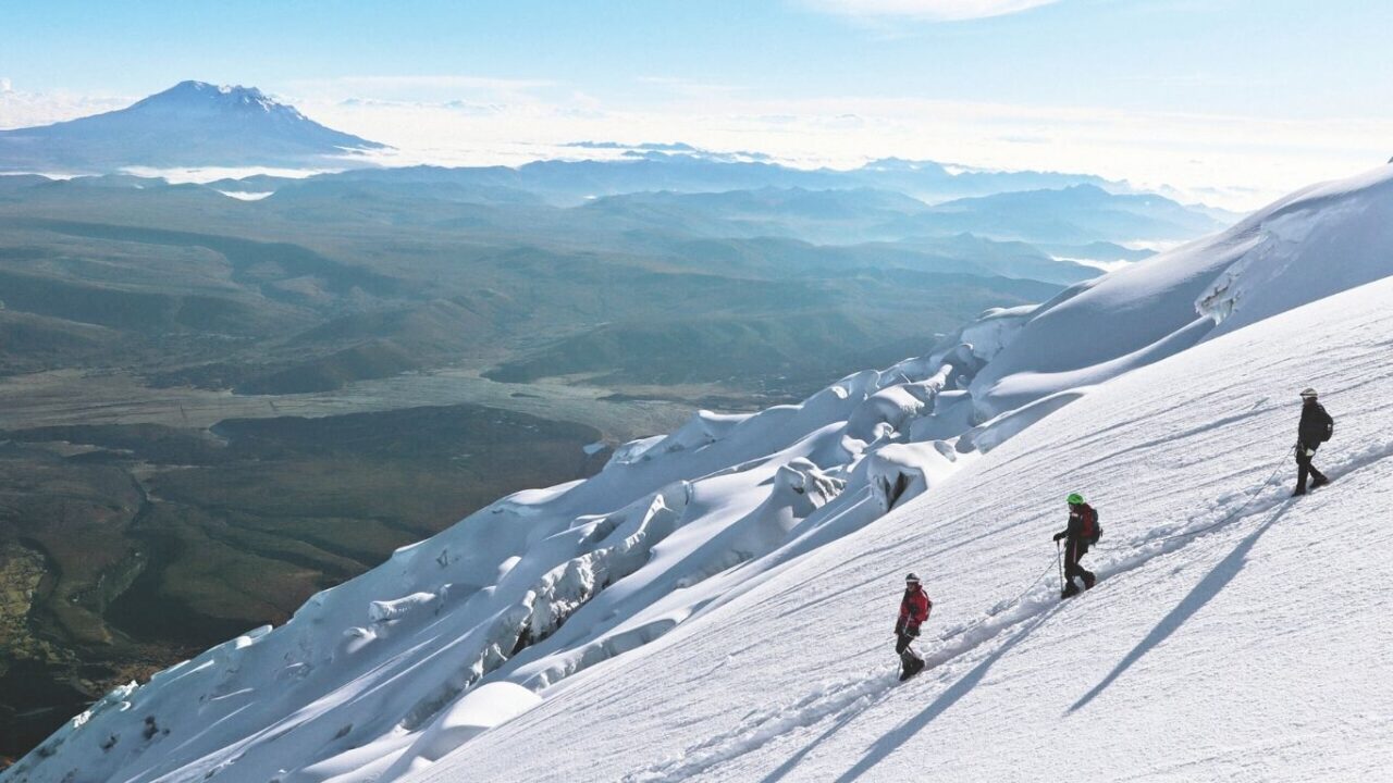 El trekking en las alturas del volcán es una experiencia inolvidable para los turistas.