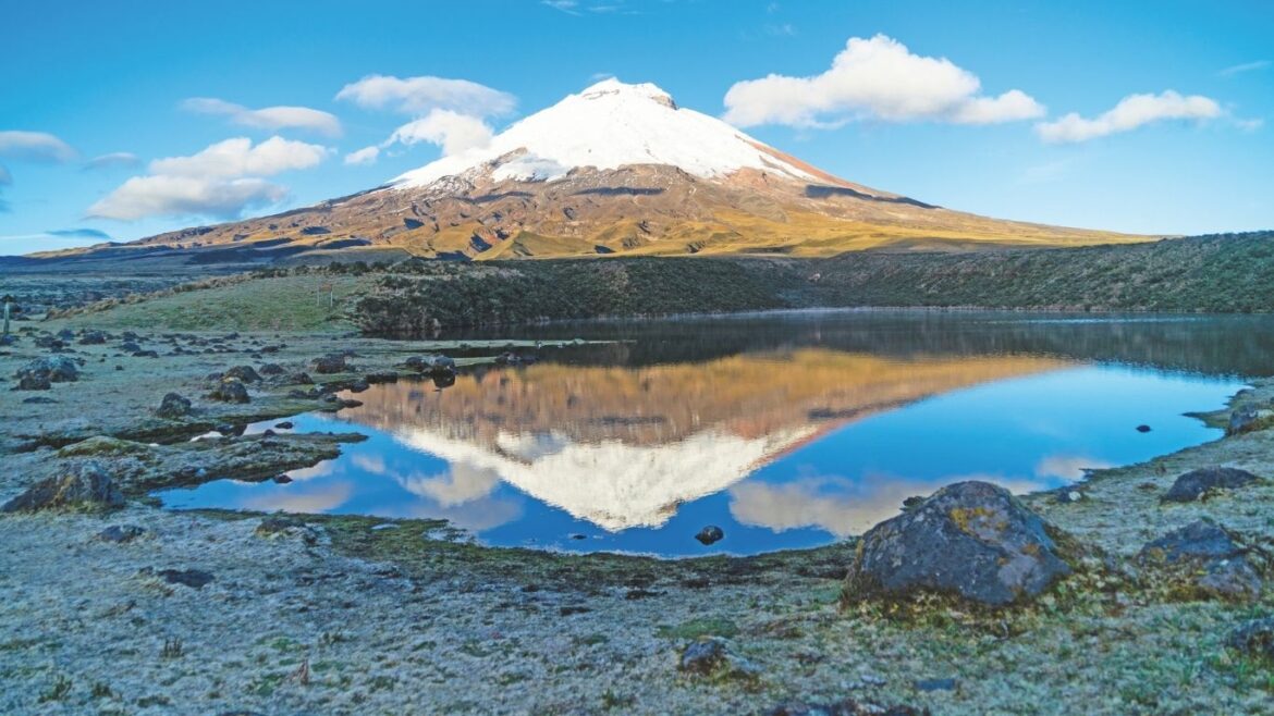 La imponencia y belleza del volcán Cotopaxi es uno de los principales atractivos turísticos del Ecuador.