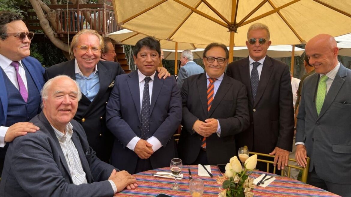 Diego Uceda junto a invitados durante el tradicional almuerzo que organiza cada año en su casa de La Molina.