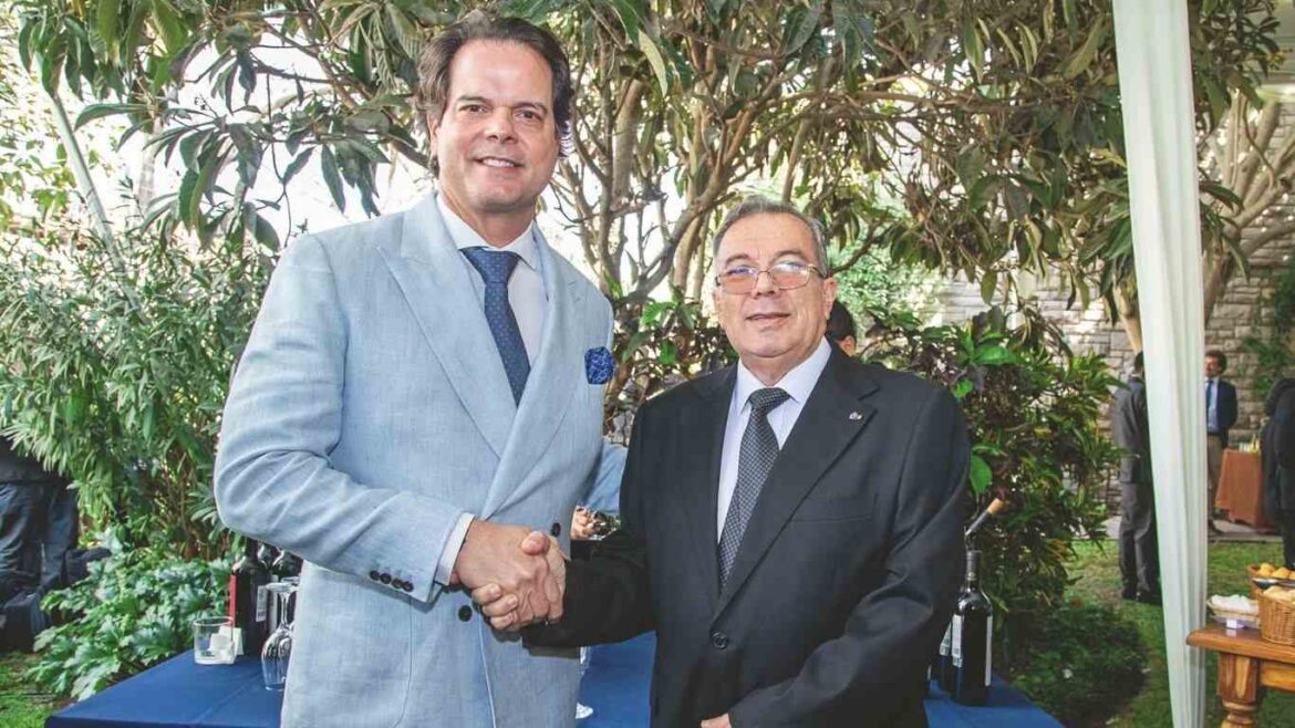 Bernie Navarro, embajador de Estados Unidos, y Galo Yépez Holguín, embajador de Ecuador.