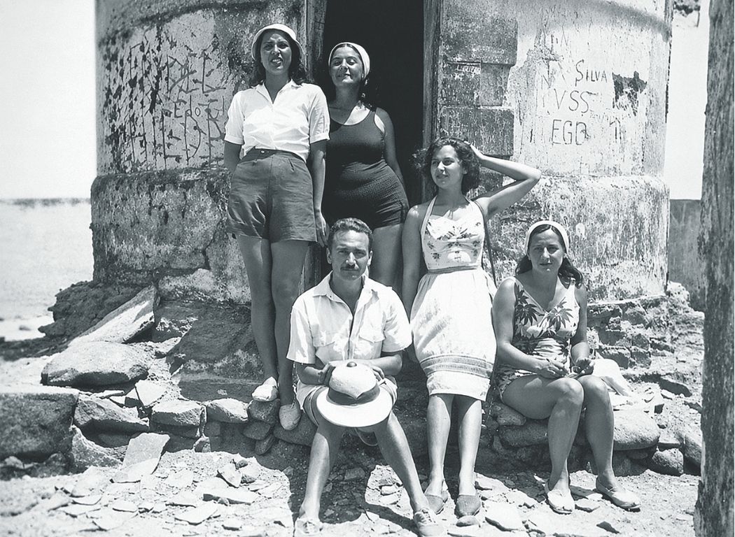 Puerto Supe en 1945. José María Arguedas, su esposa Celia y su cuñada Alicia Bustamante. Atrás: Blanca Varela y Nelly, su hermana menor.