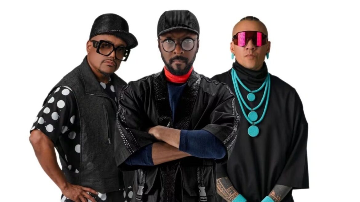 Black Eyed Peas durante una presentación internacional de su gira, con Will.i.am, Apl.de.ap y Taboo en el escenario.
